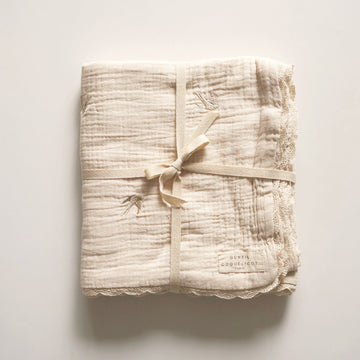 Gentil Coquelicot - Dekentje handgeborduurde zwaluwen met kant